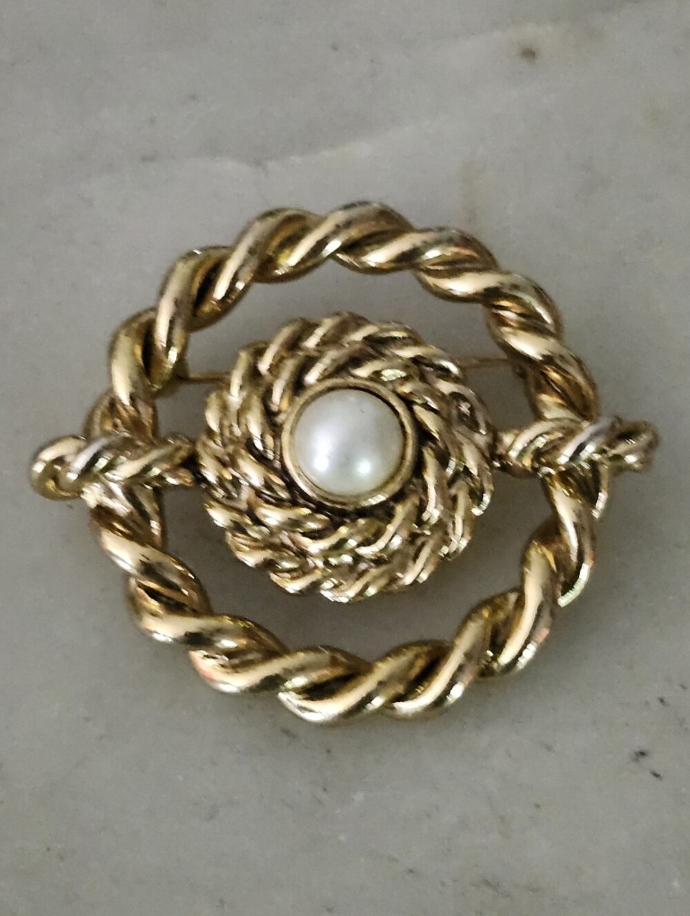 Gold Tone Rope-Style Circle Brooch with Faux Pearl Center